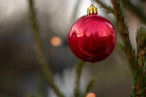 赤いクリスマスの泡のクローズアップショット — ストック写真