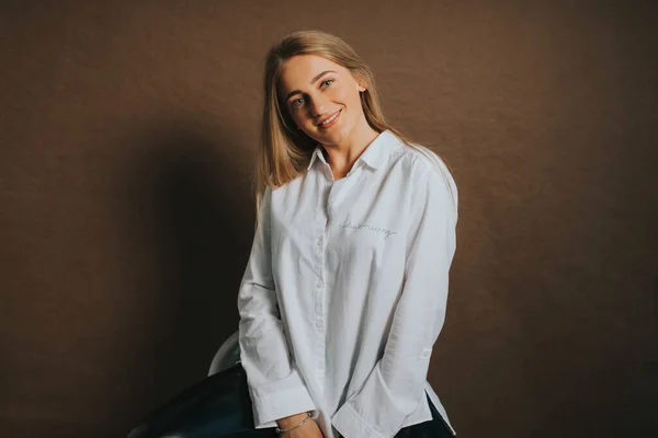 Uma Mulher Loira Caucasiana Atraente Uma Camisa Branca Posando Fundo — Fotografia de Stock