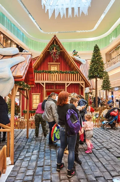 Poznan Polónia Dezembro 2017 Pessoas Uma Exposição Natal Com Casa — Fotografia de Stock