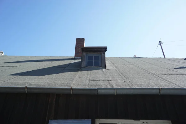 Una Toma Ángulo Bajo Techo Una Casa Cielo Azul — Foto de Stock