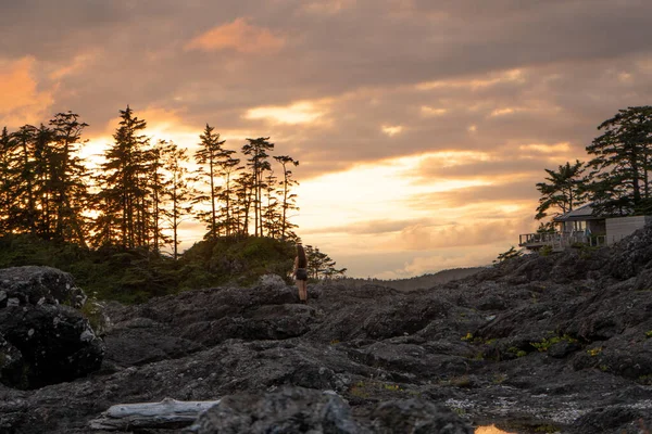 Una Mujer Pie Sobre Las Rocas Mirando Atardecer — Foto de Stock