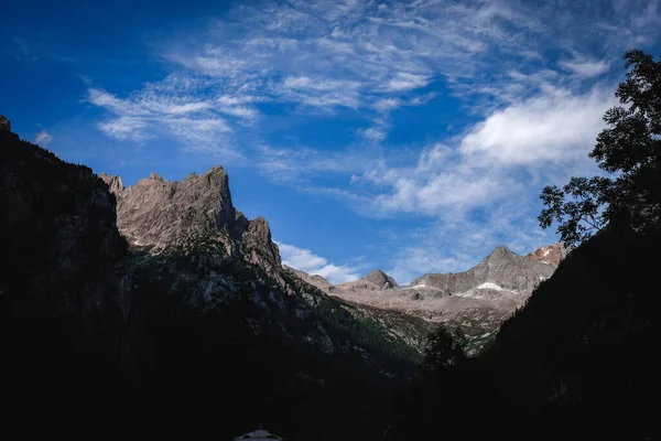 岩の多い山と森のショット — ストック写真