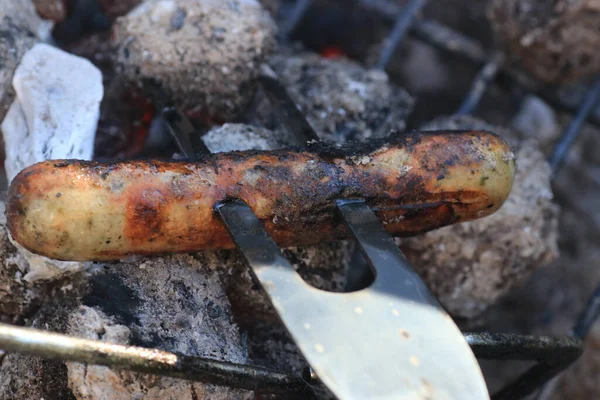 Close Salsichas Cozidas Uma Grelha Com Carvão — Fotografia de Stock