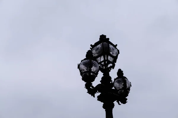 Tiro Ângulo Baixo Uma Luz Rua Decorativa Com Céu Cinza — Fotografia de Stock