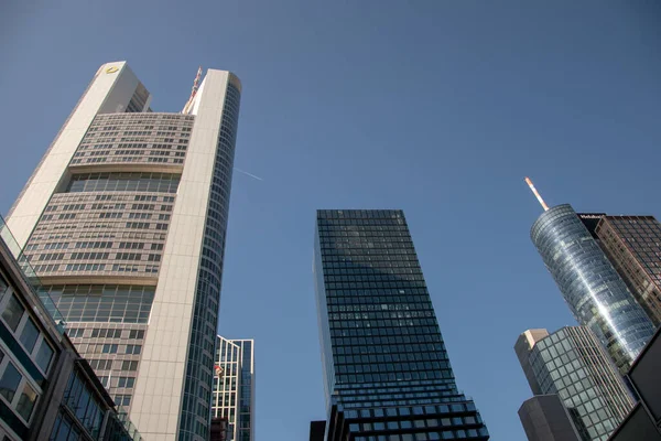 高さの高い近代的なガラスの建物の低角度ショット — ストック写真