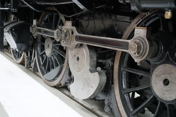 火车头和车轮在铁轨上的特写镜头 — 图库照片