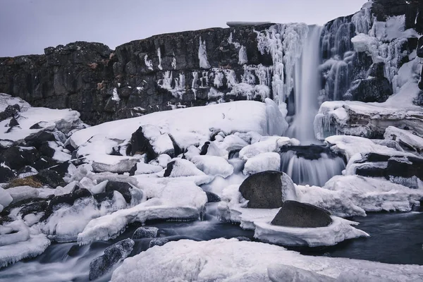 Primo Piano Una Cascata Ghiaccio Con Neve Intorno Oxarafos Islanda — Foto Stock