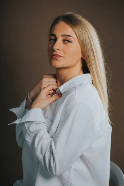 Colpo Verticale Una Attraente Donna Bionda Caucasica Una Camicia Bianca — Foto Stock