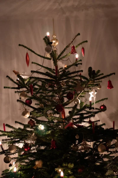 Tiro Vertical Uma Árvore Natal Decorada — Fotografia de Stock