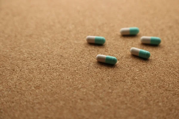 Een Zachte Focus Van Capsule Pillen Een Kurkbord — Stockfoto
