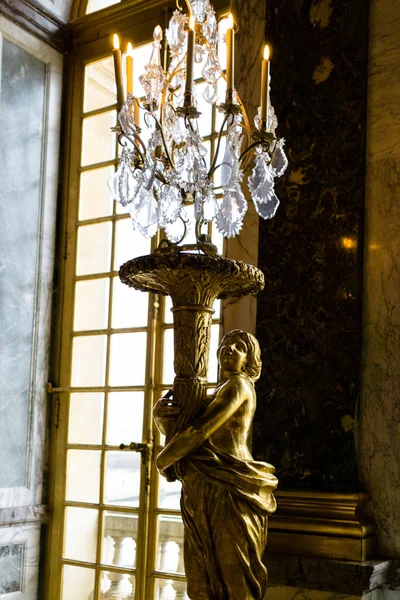 Een Verticaal Shot Van Een Gouden Standbeeld Hall Mirrors Versailles — Stockfoto