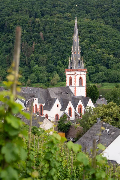 Plano Vertical Iglesia Ediger Eller Visible Desde Viñedo Moselle Alemania — Foto de Stock