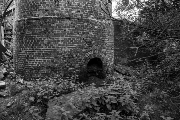 Uma Imagem Tons Cinza Edifício Abandonado Numa Aldeia — Fotografia de Stock