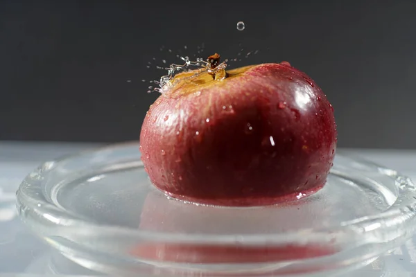 Primo Piano Una Mela Rossa Acqua Con Goccioline Acqua Sopra — Foto Stock