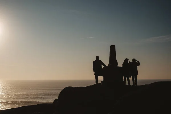 Une Silhouette Randonneurs Sommet Une Colline Coucher Soleil — Photo