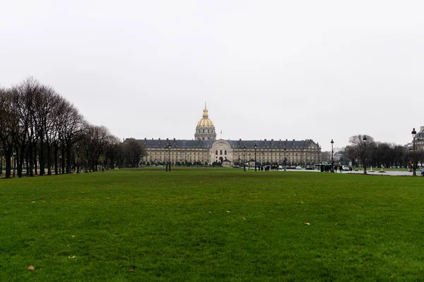 Schöne Aufnahme Des Invalidenpalastes Paris Mit Grünem Feld Vordergrund — Stockfoto