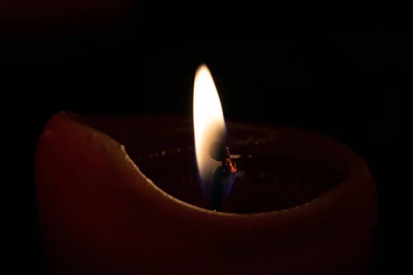 Nahaufnahme Des Lichts Einer Brennenden Kerze Auf Schwarzem Hintergrund — Stockfoto