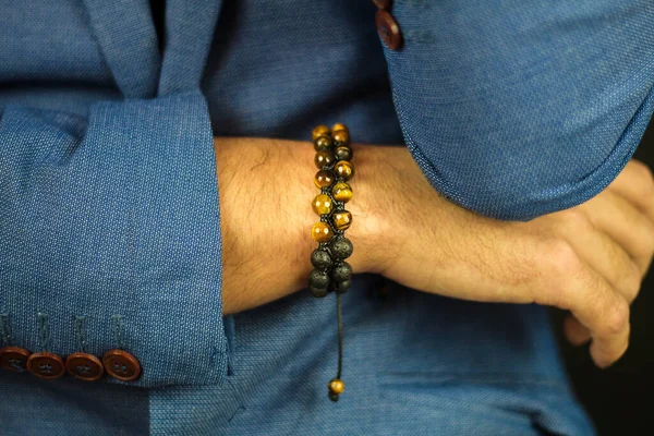 Tiro Perto Homem Usando Uma Bela Pulseira Feita Pedras — Fotografia de Stock