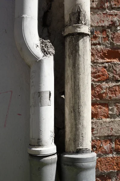 Una Toma Vertical Viejas Tuberías Metálicas Agua Contra Una Pared — Foto de Stock