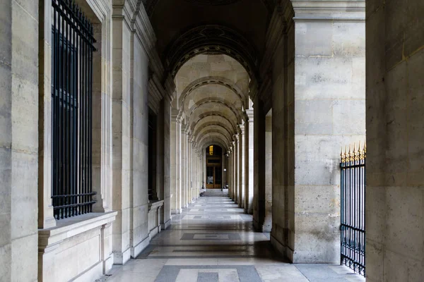 巴黎一幢大型建筑拱门外走廊的特写镜头 — 图库照片