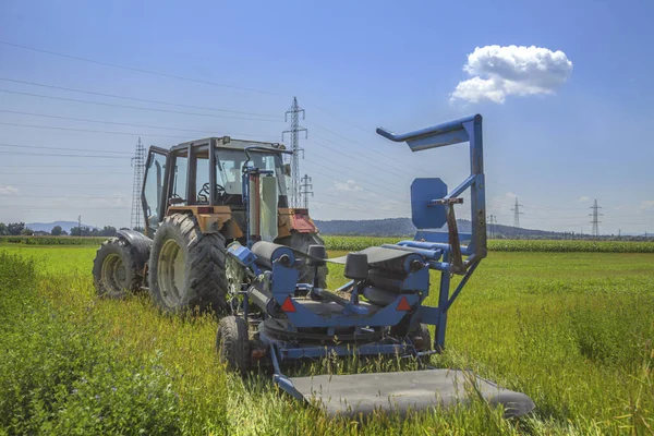 日当たりの良い畑のトラクター — ストック写真