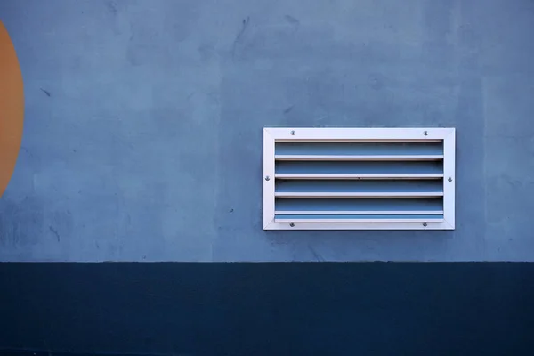 Tiro Close Uma Pequena Ventilação Uma Parede Cor Azul — Fotografia de Stock