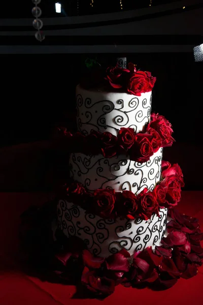 一张用红玫瑰装饰的看上去很好吃的大蛋糕的特写照片 — 图库照片