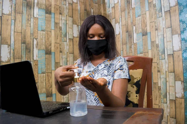 Uma Jovem Africana Aplicando Higienizador Mão Escritório — Fotografia de Stock