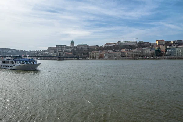 Navio Cruzeiro Navegando Rio Danúbio Hungria — Fotografia de Stock