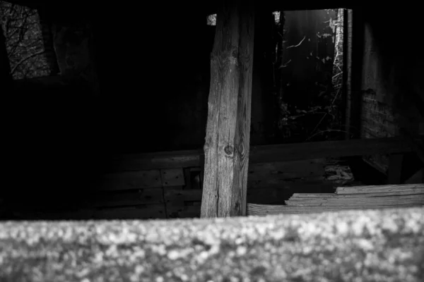 Сірий Знімок Покинутого Будинку Селі — стокове фото