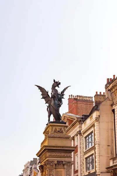 Een Verticaal Shot Van Een Draak Standbeeld Bij Tempel Doellat — Stockfoto