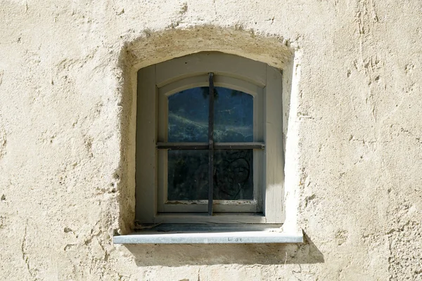 晴れた日にアンティークの窓のクローズアップショット — ストック写真