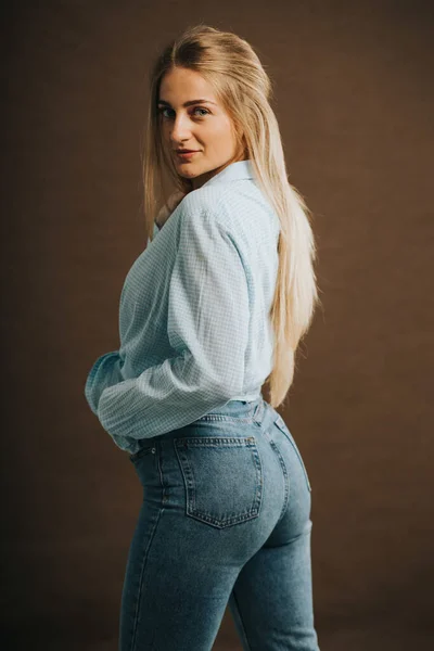 Vertical Shot Attractive Blonde Female Jeans Short Shirt Posing Brown — Stock Photo, Image