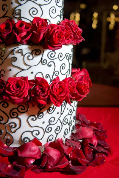 赤いバラで飾られたおいしそうな大きなケーキのクローズアップ — ストック写真