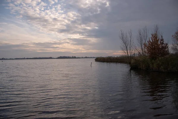 Sebuah Tembakan Indah Dari Sebuah Danau Besar Selama Senja — Stok Foto