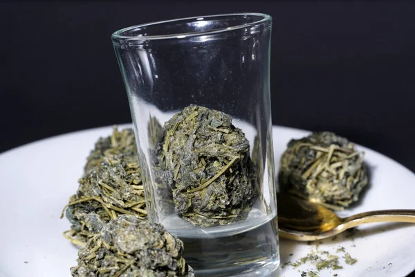 Zbliżenie Ujęcie Kulek Herbaty Szklance Talerzu — Zdjęcie stockowe