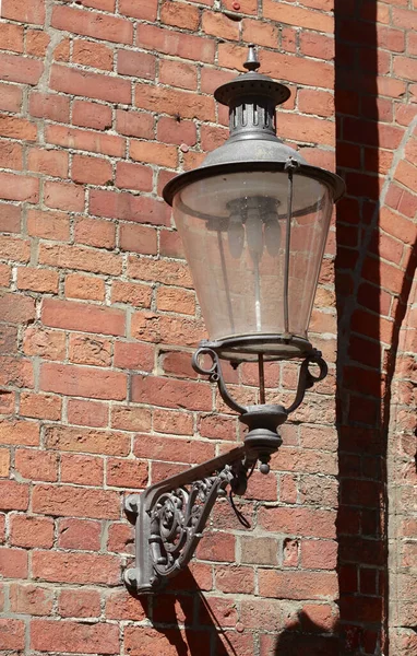 Вертикальный Снимок Старой Уличной Лампы Здании Солнечным Светом Германии — стоковое фото