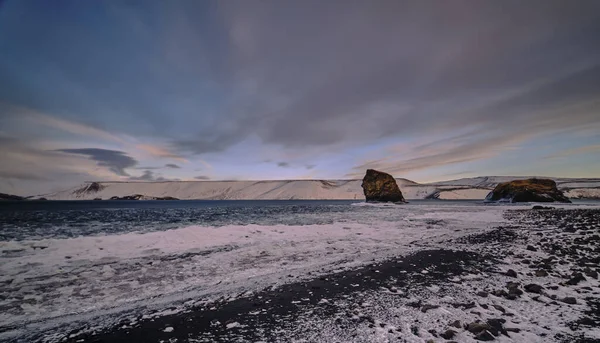 Nahaufnahme Eines Schneebedeckten Seeufers Mit Zwei Großen Felsen Die Nach — Stockfoto