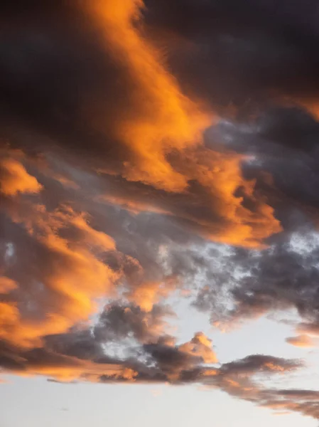 Tiro Vertical Céu Nublado Durante Belo Pôr Sol Noite — Fotografia de Stock