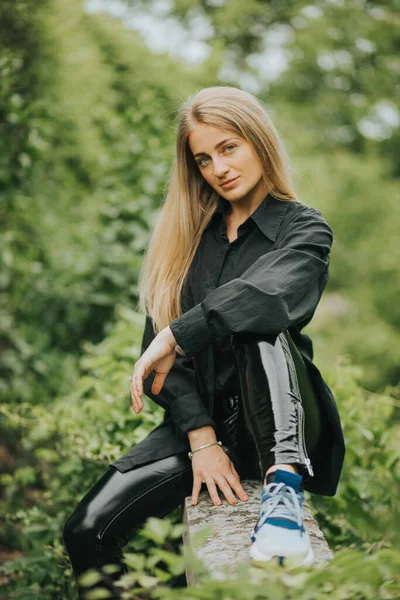 Colpo Verticale Una Donna Bionda Caucasica Alla Moda Posa Immersa — Foto Stock