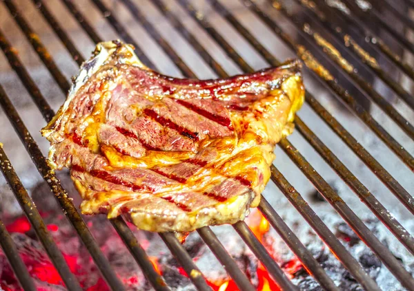 Delicioso Bife Apetitoso Cozinhando Sobre Uma Fogueira Madeira — Fotografia de Stock