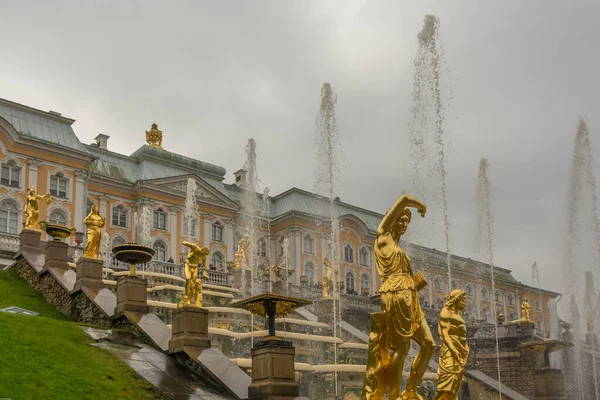 Baixo Ângulo Tiro Jardim Fonte Passos Peterhof — Fotografia de Stock