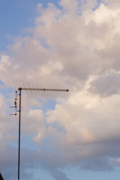 Een Verticaal Shot Van Een Televisie Antenne Een Lucht Achtergrond — Stockfoto