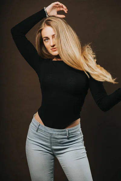 Una Foto Vertical Una Atractiva Rubia Posando Sentada Taburete —  Fotos de Stock