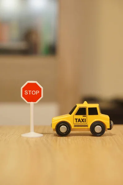 Carro Táxi Brinquedo Amarelo Uma Placa Parada Uma Mesa — Fotografia de Stock