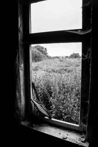 Vertical Grayscale Shot Broken Window Abandoned Village — Stock Photo, Image