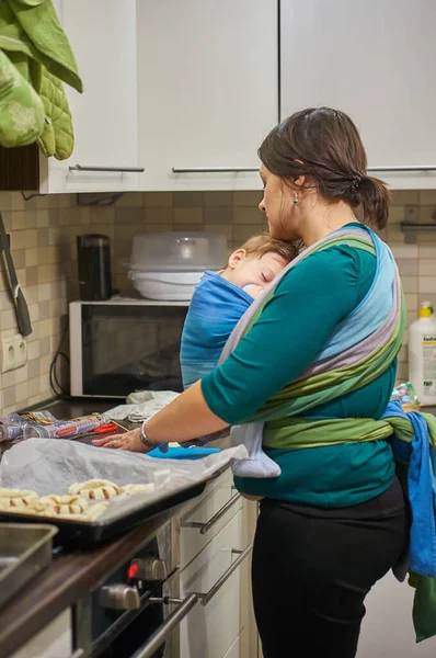 Poznan Polen Dec 2017 Vrouw Met Baby Een Draagtas Een — Stockfoto