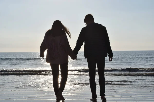 Tiro Majestoso Uma Silhueta Jovem Casal Andando Descalço Costa Arenosa — Fotografia de Stock