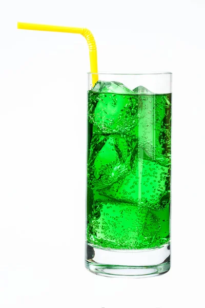 一杯冰碳酸绿果汁和一根稻草的垂直的孤立的镜头 — 图库照片