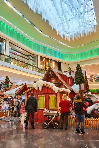 Poznan Polónia Dezembro 2017 Pessoas Uma Exposição Natal Com Casa — Fotografia de Stock